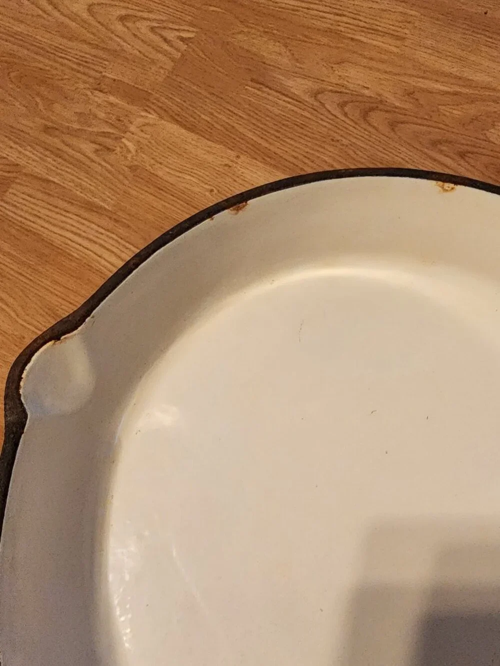 Round enameled cast iron skillet 10 inches with handle